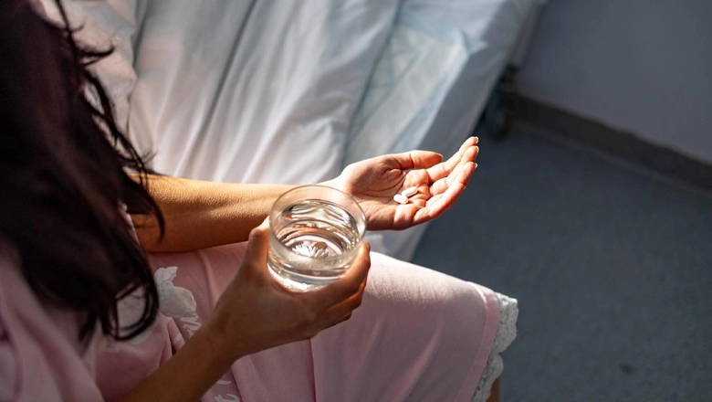 یکی از راهکارهای درمان سردرد پریود استفاده از قرص‌های ضدبارداری ترکیبی است.