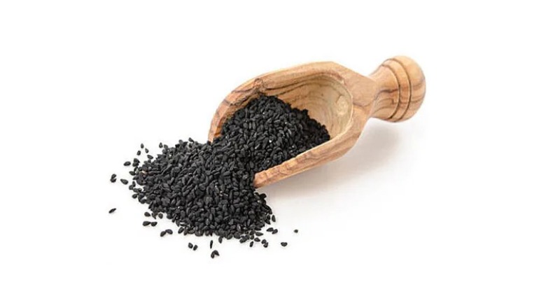 سیاه دانه هم میتواند بهعنوان چاشنی و ادویه به غذاها و سالادها اضافه شود و هم در مکملهای دارویی بهعنوان کپسول یا قرص مصرف شود.